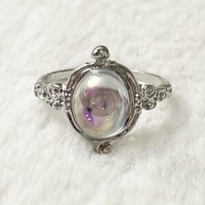 5/$25 🩷 Silver Statement Ring with Iridescent Stone